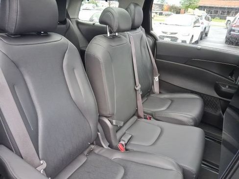 Used 2025 Kia Carnival SX FWD image 8