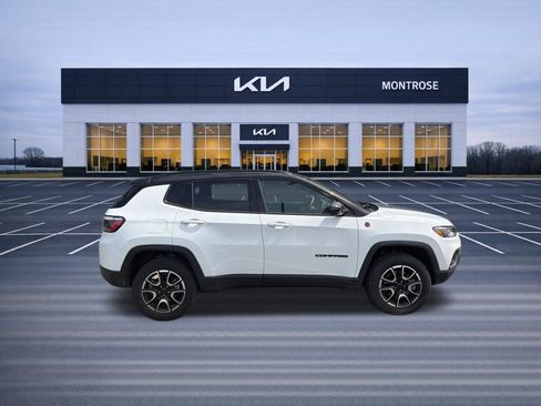 Used 2025 Jeep Compass Trailhawk AWD/4WD image 4
