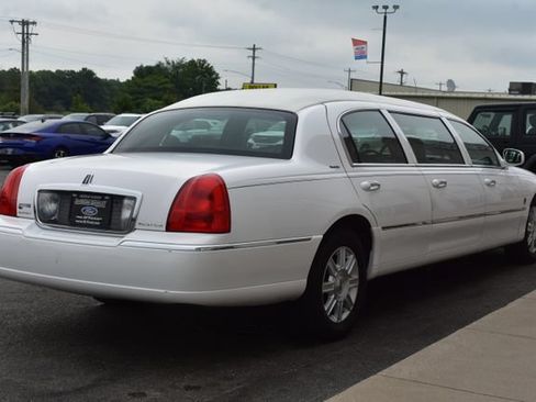 Used 2008 Lincoln Town Car Executive RWD image 10