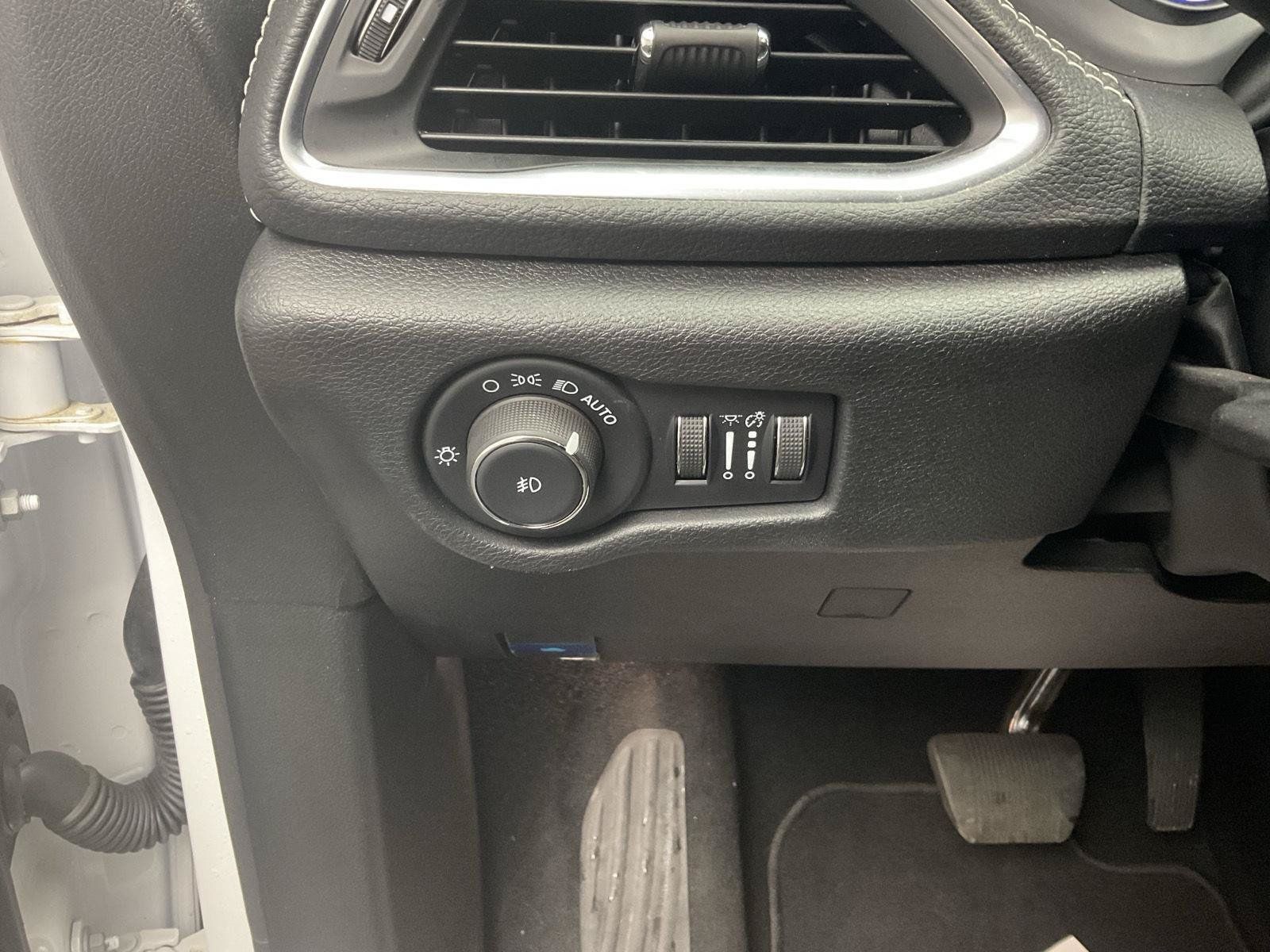 Used 2025 Chrysler Pacifica Limited FWD image 13