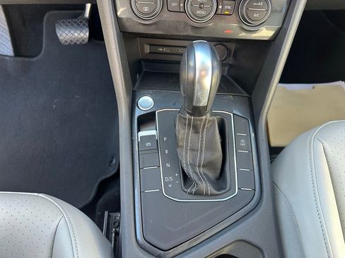 Used 2021 Volkswagen Tiguan SE w/ Panoramic Sunroof Package image 24