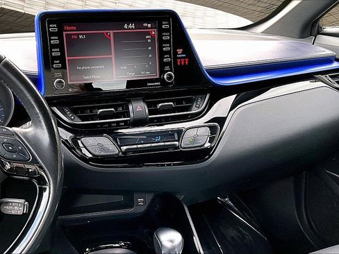 Used 2020 Toyota C-HR 4d SUV XLE image 6