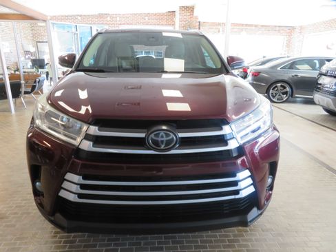 Used 2019 Toyota Highlander SE image 2