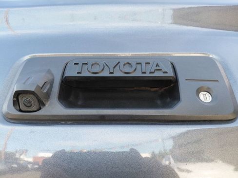 Used 2018 Toyota Tacoma TRD Sport AWD/4WD image 6
