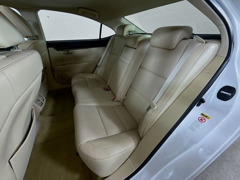 Used 2014 Lexus ES 350 w/ Luxury Package image 23