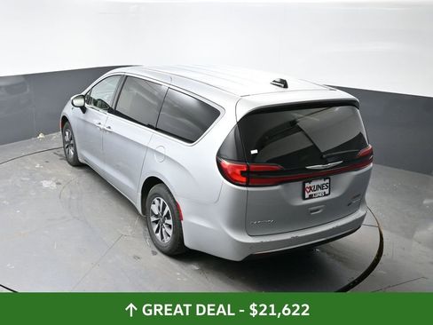 Used 2023 Chrysler Pacifica Touring-L FWD image 21