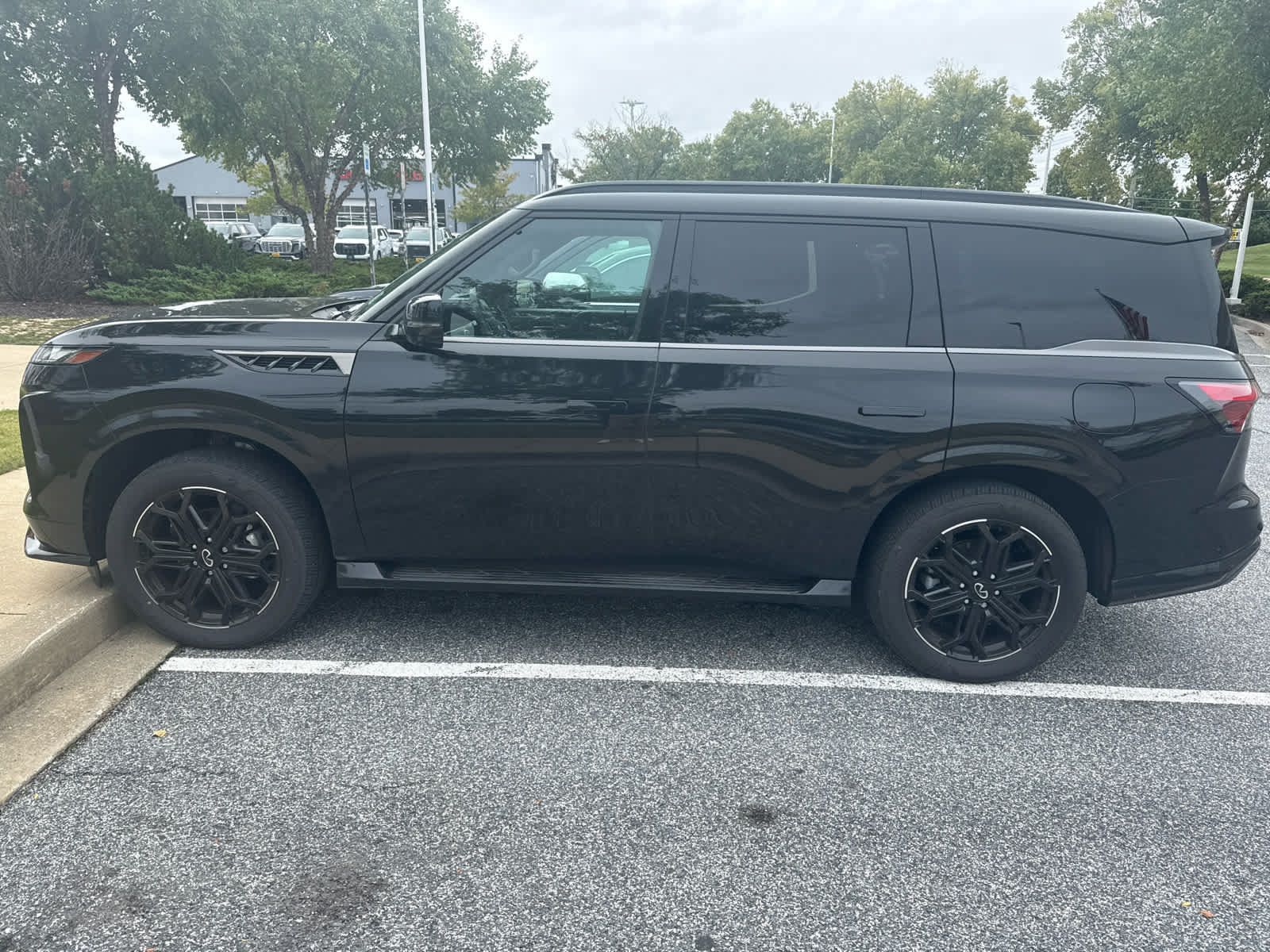 Used 2026 INFINITI QX80 4WD image 2
