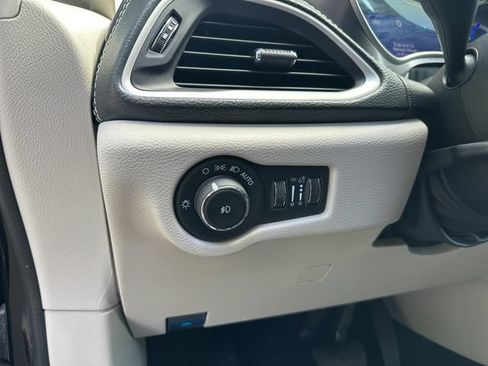 Used 2024 Chrysler Pacifica Limited FWD image 22