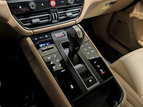 Certified 2025 Porsche Macan image 40