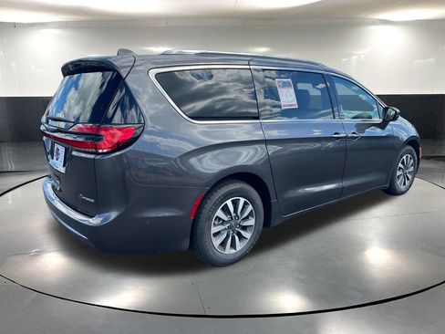 Used 2021 Chrysler Pacifica Touring-L FWD image 6