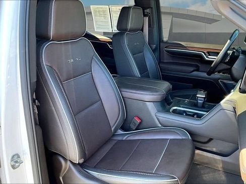 Used 2023 GMC Sierra 1500 Denali w/ Technology Package AWD/4WD image 8
