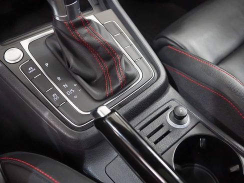 Used 2016 Volkswagen GTI SE image 32