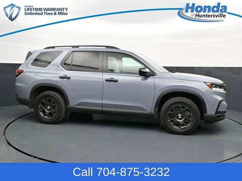Used 2025 Honda Pilot TrailSport image 9