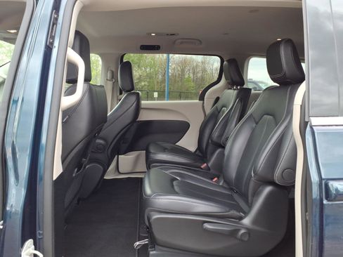 Used 2024 Chrysler Pacifica Limited FWD image 11