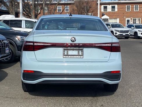 Certified 2025 Volkswagen Jetta SE image 4