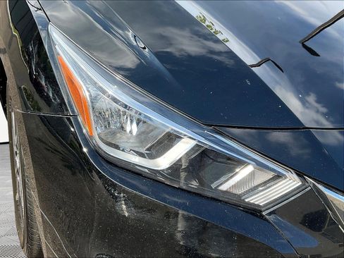 Used 2021 Nissan Versa SV FWD image 29