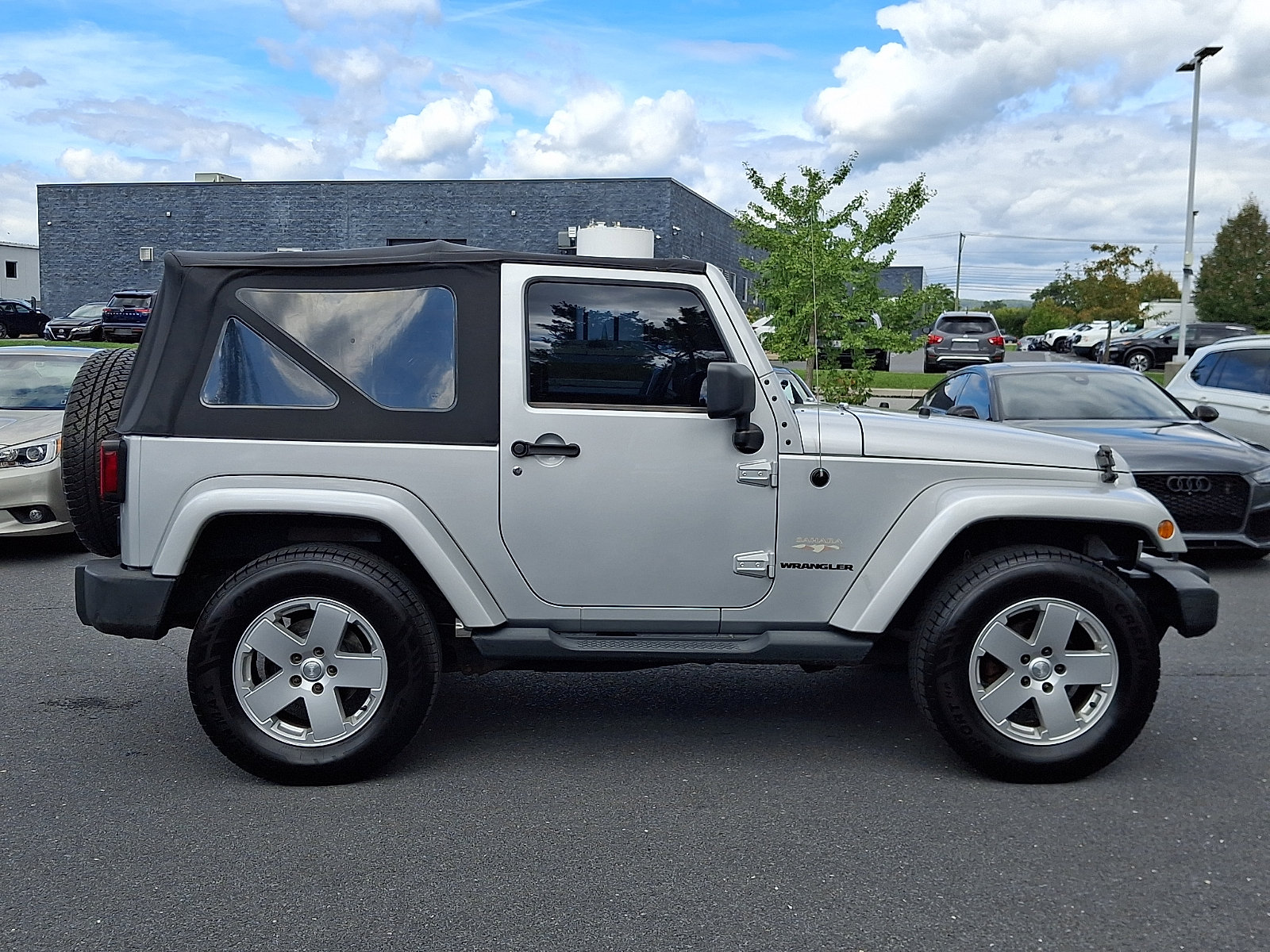 Used 2012 Jeep Wrangler Sahara w/ Connectivity Group AWD/4WD image 7