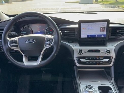 Certified 2022 Ford Explorer XLT w/ Class IV Trailer Tow Package image 12