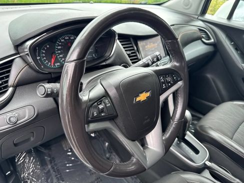 Used 2022 Chevrolet Trax LT w/ Driver Confidence Package AWD/4WD image 9