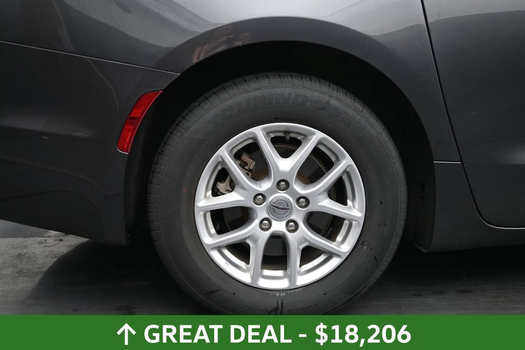 Used 2023 Chrysler Pacifica Touring-L FWD image 15