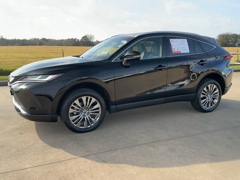 Used 2022 Toyota Venza XLE image 4