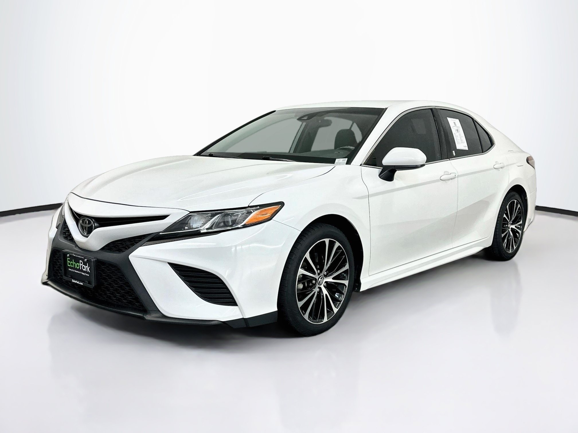 Used 2019 Toyota Camry SE w/ Carpet Mat Package FWD image 3