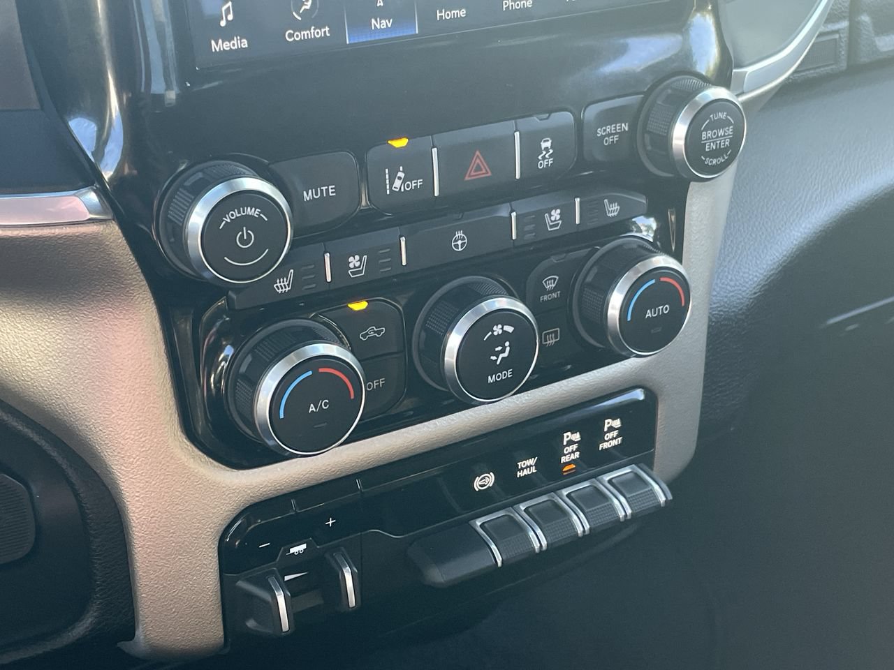 Used 2024 RAM 2500 Laramie w/ Safety Group AWD/4WD image 19