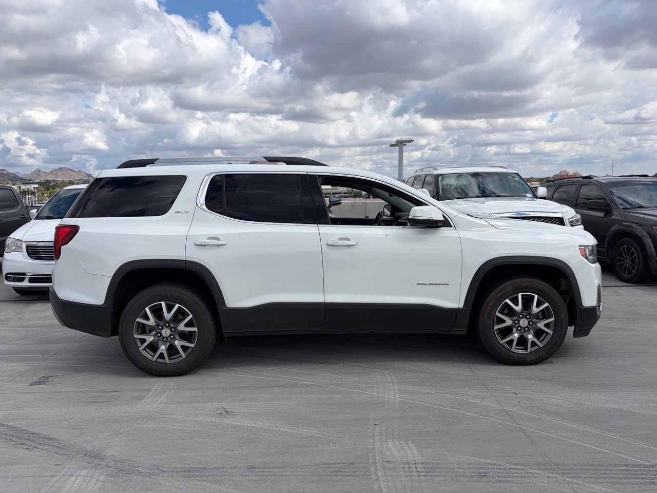 Used 2023 GMC Acadia SLT FWD image 3