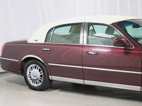 Used 2010 Lincoln Town Car Signature Limited RWD image 3