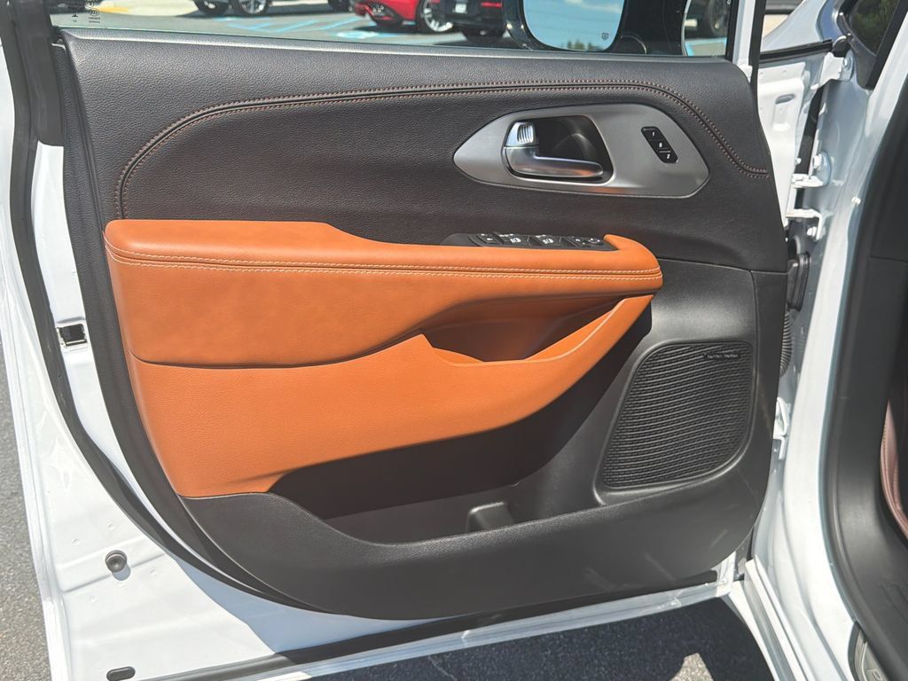 Used 2026 Chrysler Pacifica Pinnacle FWD image 12