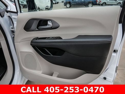 Used 2024 Chrysler Pacifica Touring-L AWD/4WD image 16