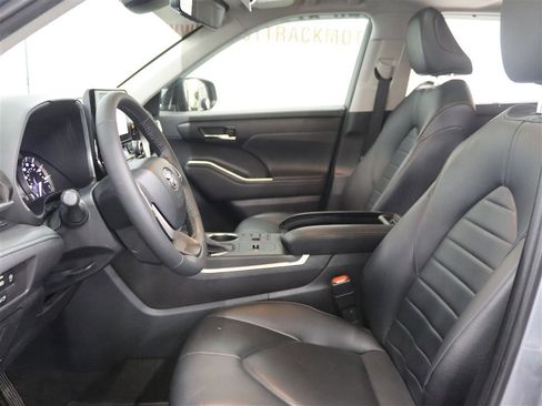 Used 2023 Toyota Highlander XLE image 11