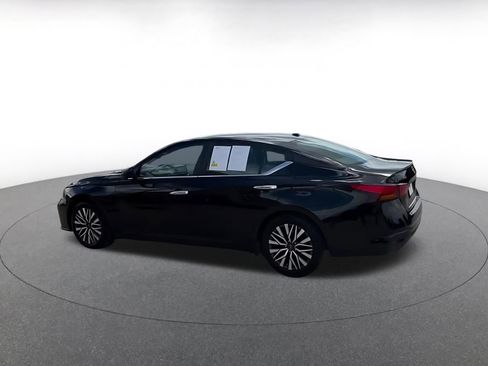 Used 2025 Nissan Altima 2.5 SV image 14