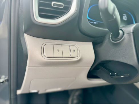 Certified 2025 Hyundai Venue SEL image 20