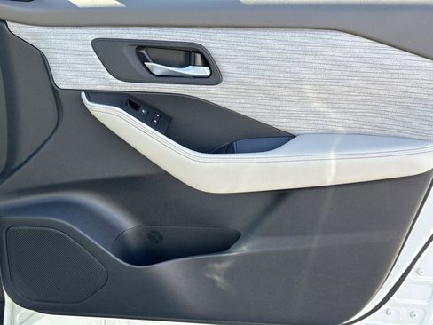 Used 2023 Nissan Rogue SV image 18