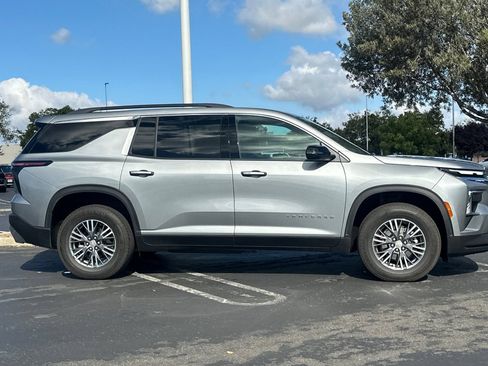 Used 2025 Chevrolet Traverse LT AWD/4WD image 3