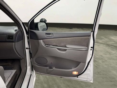 Used 2010 Toyota Sienna LE FWD image 22