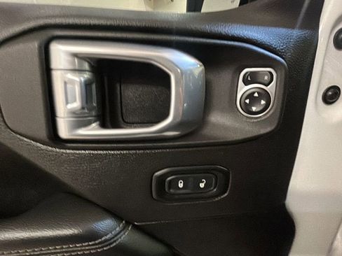 Used 2022 Jeep Wrangler Unlimited Sahara image 18