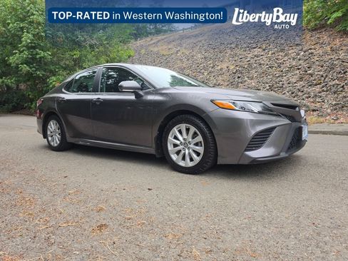 Used 2019 Toyota Camry SE FWD image 3