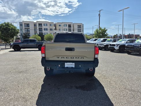 Used 2017 Toyota Tacoma TRD Off-Road w/ Tow Package (A/T) AWD/4WD image 4