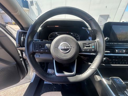 Used 2025 Nissan Pathfinder SV image 16