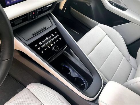 Certified 2025 Porsche Macan 4 Electric AWD/4WD image 20