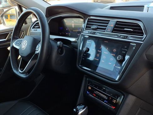 Certified 2024 Volkswagen Tiguan SE image 12