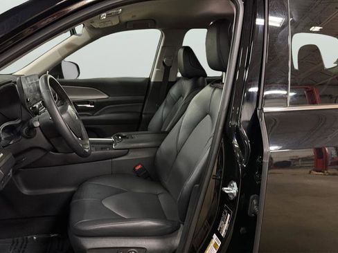 Used 2025 Toyota Grand Highlander AWD image 23