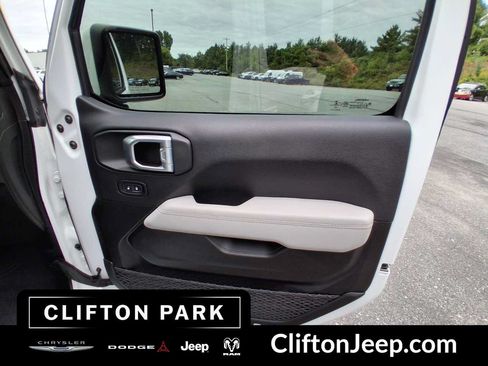 Used 2022 Jeep Wrangler Unlimited Sahara AWD/4WD image 16