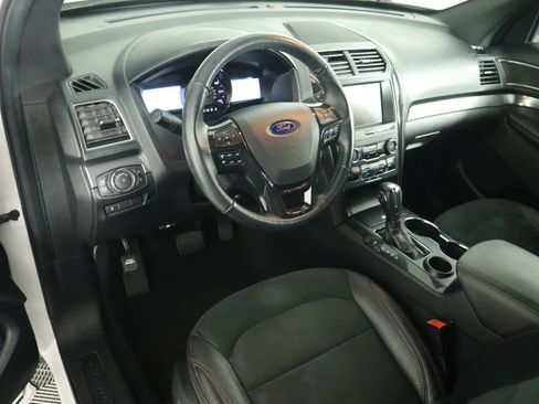 Used 2019 Ford Explorer XLT w/ Equipment Group 202A image 9