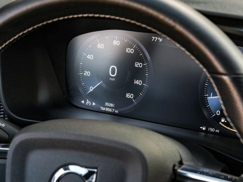 Used 2021 Volvo XC40 T4 R-Design image 18