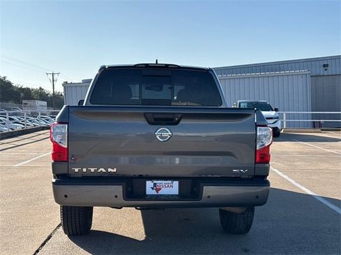 Used 2022 Nissan Titan SV image 8