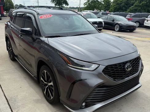Used 2021 Toyota Highlander XSE FWD image 2