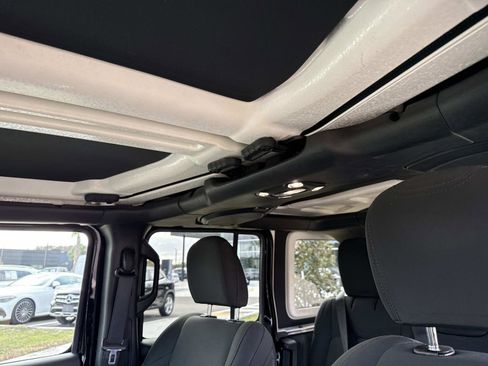 Used 2022 Jeep Wrangler Unlimited Sport image 23